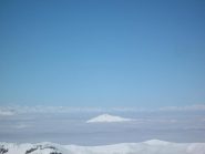 monte Bracco che spunta dalle nuvole