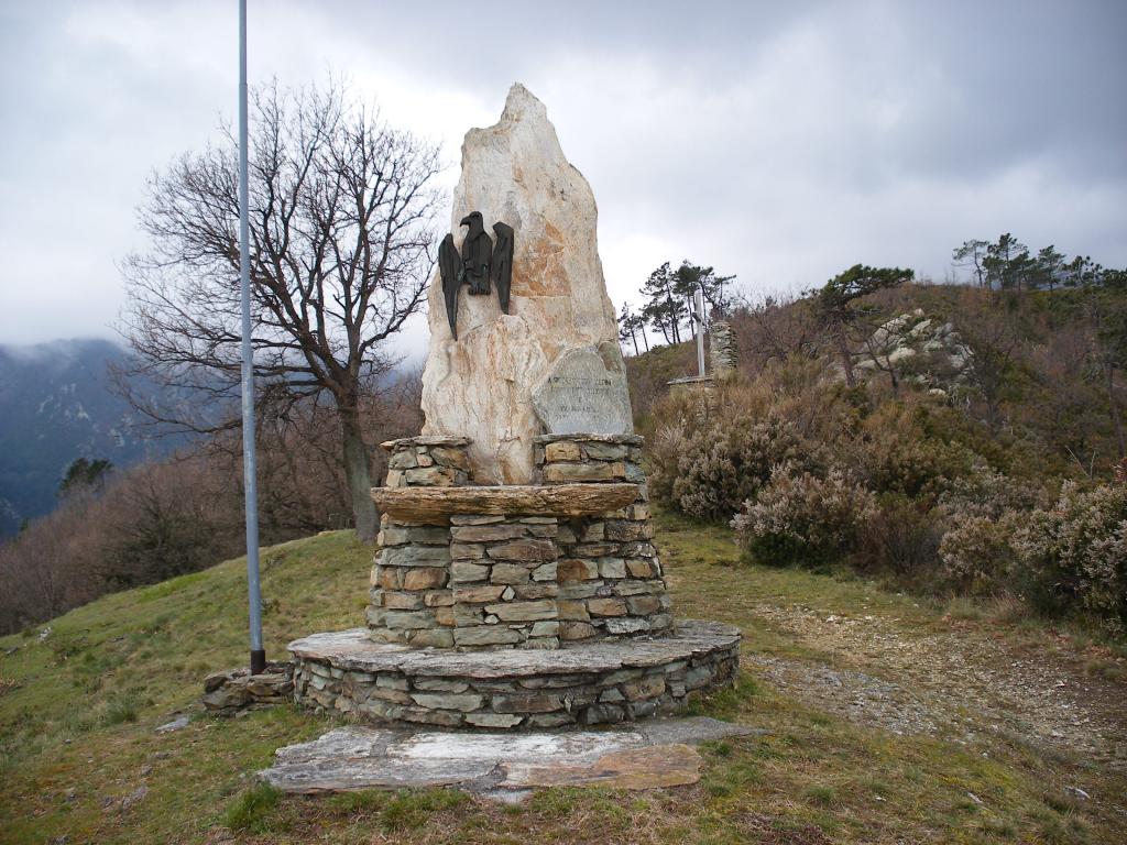 Poggio San Martino e monumento degli Alpini