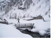 Ale all'Alpe Vercoche..attraversa il ponticello con la neve a  livello dei mancorrenti