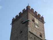 torre del castello con pavone