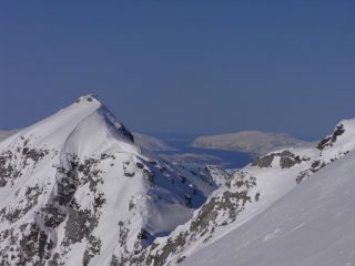 cima Bianova, sullo sfondo il fiordo Kvalsundet