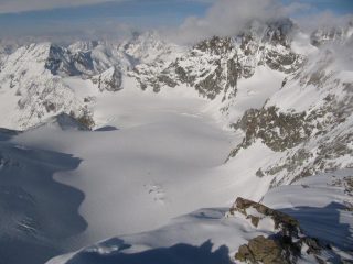 si scorgono scialpinisti che sono transitati dal Col du Mont Brulè e stanno passando sotto i Denti di Bouquetins