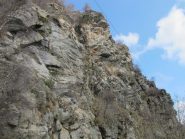 Le ripide pareti rocciose: quella in alto è una conduttura dell'acqua per l'Alpe Cormoney!