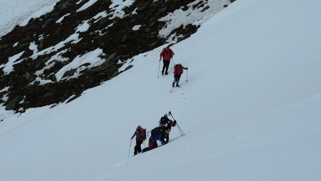 il gruppo in salita lungo un traverso a quota 2500 m (5-5-2013)