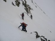 chi in sci chi a piedi sul ripido pendio del Glacier d'Oren