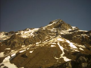L' itinerario per il Mont Glacier è prevalentemente erboso, mentre i pendii del Delà sono ancora uniformente innevati.