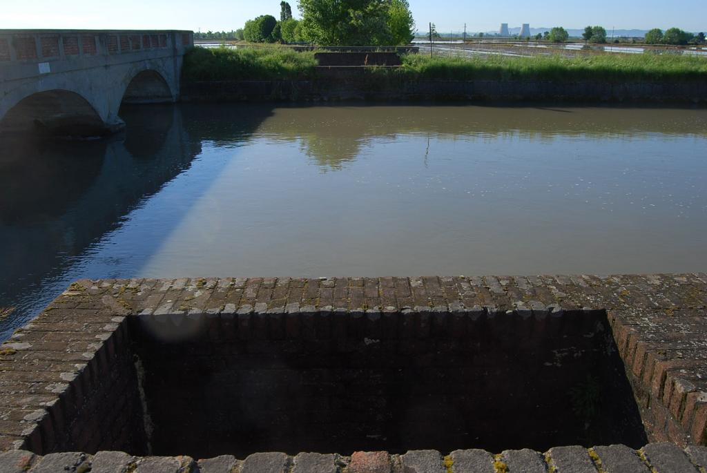 La tomba-sifone al Ponte Consolata dove la Roggia di Bianzè sottopassa il Canale Cavour
