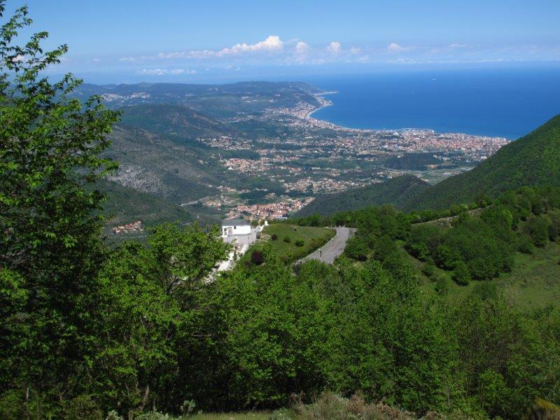 Il Santuario di Monte Croce immerso nel verde e il Golfo Ligure