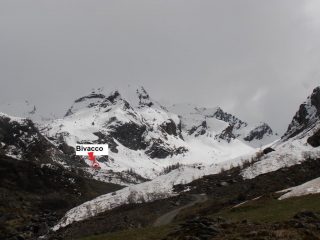 02 - le valanghe sbarrano ancora la strada poco sopra l'Alpe Meney; si vede già il bivacco, raggiungibile a piedi
