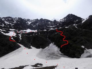 il sentiero di salita e le lingue di neve che in discesa portano quasi sci ai piedi al park