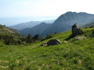 Vista da Pian di Lerca verso Cogoleto. Sulla destra Monte Rama