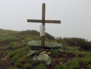 la piccola croce sulla cima Bausetti