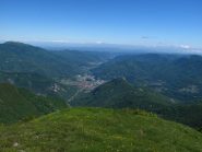 Panorama sulla Val Tanaro e in fondo spiccano le Alpi innevate