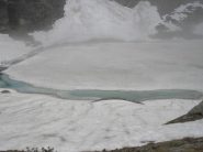 16 giugno 2013 ancora rilevante la presenza della neve con il lago quasi totalmente ghiacciato