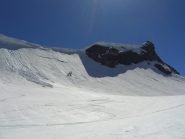 Parte finale: si arriva con gli sci a pochi metri dalla cornice che è facilmente superabile al centro