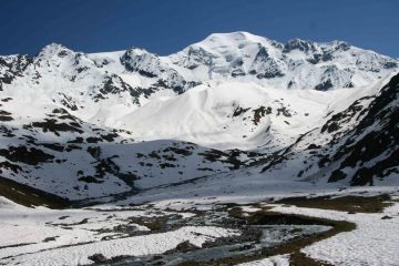 dopo la discesa dal colle, la valle della Nord del Petit, in sci fino a 2150 mt.  