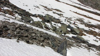 i miei amici in salita tra neve e pietrame a quota 2700 m. (23-6-2013)