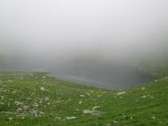 il lago dell'alpetto nella nebbia