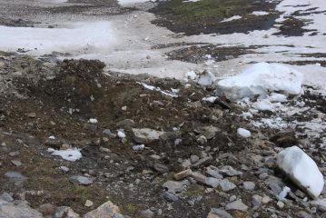 Il cratere sul sentiero causato dal blocco caduto.