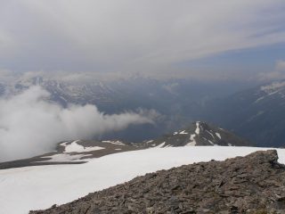 07 - dalla cima nevai e ghiaioni lungo la cresta risalita