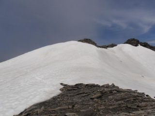 06 - l'attraversamento del nevaio sulla cima sud si fa in piano e poi si passa facilmente tra roccette e sfasciumi