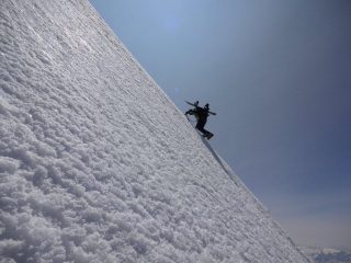 Giorgio Sborder in salita sulla ripida dorsale nevosa a quota 4600 circa