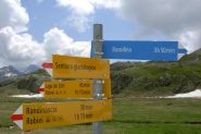 Ottima segnaletica : in celeste l'indicazione x l'itinerario scialpinistico ( d'altronde siamo in Svizzera..!!)