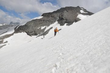 02 - attraversamento a centro ghiacciaio verso la P. Ferrand (Photo MassimoB)