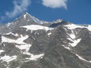 Per raggiungere la Mischabelhutte si percorre un comodo sentiero e una cresta rocciosa superattrezzata con corde fisse e gradini (c'è anche una scala di 7-8 m)