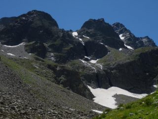 zoom da Prati del vallone, al centro, sopra al nevaio inizia il Ghiacciaio dell'Ubac in una valle sospesa