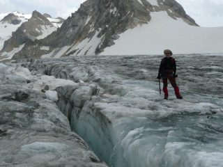 Roberto vicino ad un crepaccio con dietro il ghiacciaio risalito