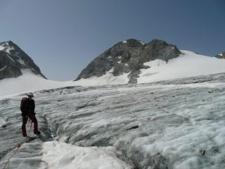 Zona crepacci e ghiaccio vivo, a destra lo scivolo finale per la cima 