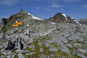 segnaletica svizzera al Passo di Boccareccio (2764 m)