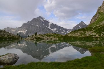 Leone e Terrarossa specchiati nel Lago Bianco