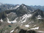 Uno sguardo dalla vetta verso Testa del Claus e laghi