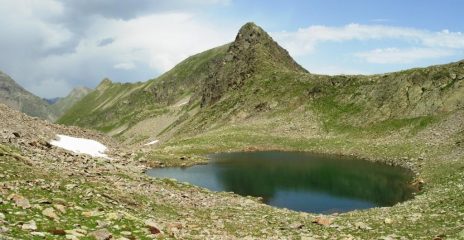 lago seccia e crinale tra guglia e rocca di s.bernolfo; sopra il lago la traccia che taglia verso il colle seccia e le casermette di collalunga