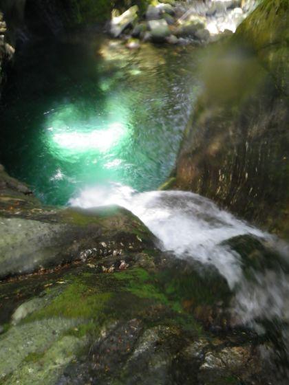acque  limpide color smeraldo