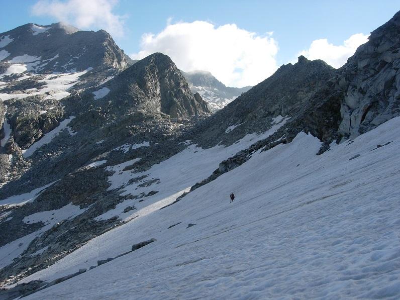Il nevaio da attraversare per raggiungere il Passo Mondelli (al centro della foto)