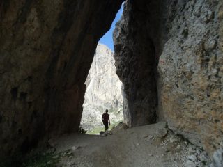 Passaggio sotto la roccia