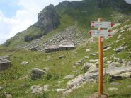 Palo e frecce al bivio fra sent. 234 e Sentiero Balcone, all'Alpe Pian del Lago (2225 mt).