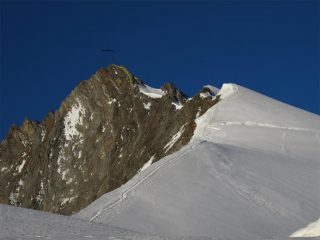 Cresta e vetta,in giallo il percorso su roccia nella parte finale