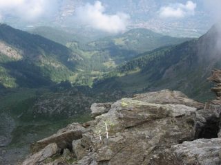 dalla cima il bel vallone di salita dal Toesca e la bassa Val Susa