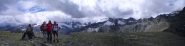 i miei amici in vetta al Monte Gavio,panorami  estesi nonostante il tempo variabile...