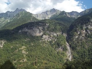 La valle del Rio d'Alba con al centro il Pizzo del Forno