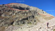 il tracciato della via di salita visto dalla conca detritica che porta al Passo di Laroussa (12-10-2013)