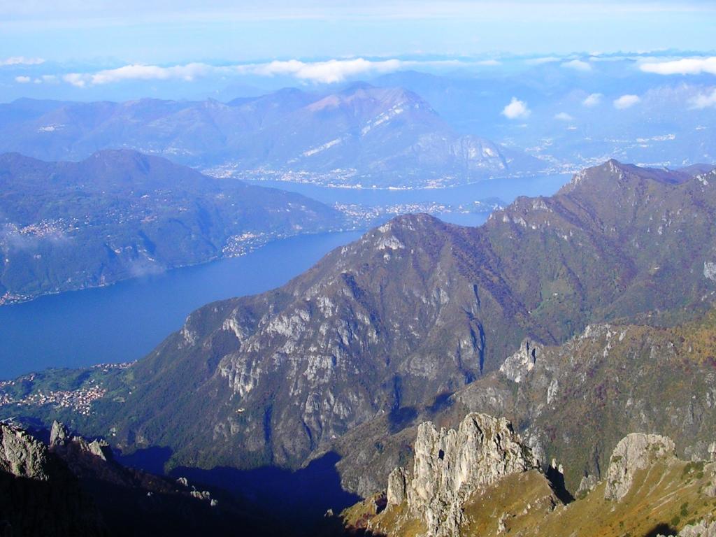 Il lago di Como visto dalla cima