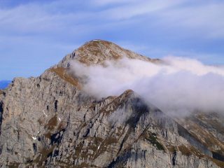 Il Grignone con il Rifugio Brioschi dalla cima della Grignetta
