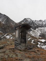 02 - il pilone con luce accesa tutto l'anno e visibile dalla piana di Aosta