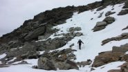 Enrico in salita tra neve e pietrame a quota 2860 m. (1-11-2013)