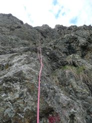 Recupero corda da 70 m dopo la lunga calata dalla cima, sicura alternativa allo scosceso sentiero